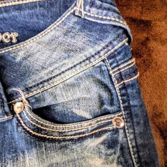 Wallflower Embellished Blue Jean Capri Size 7 - NWOT - Picture 8 of 13